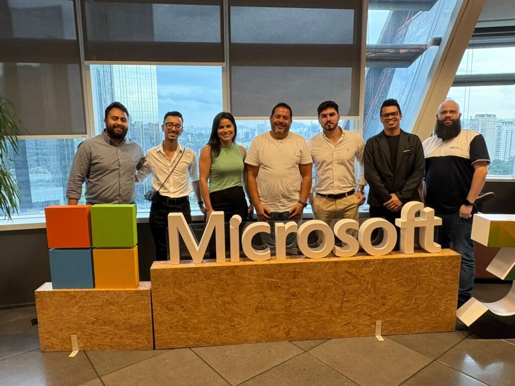 Equipe da By us Digital e parceiros na sede da Microsoft Brasil